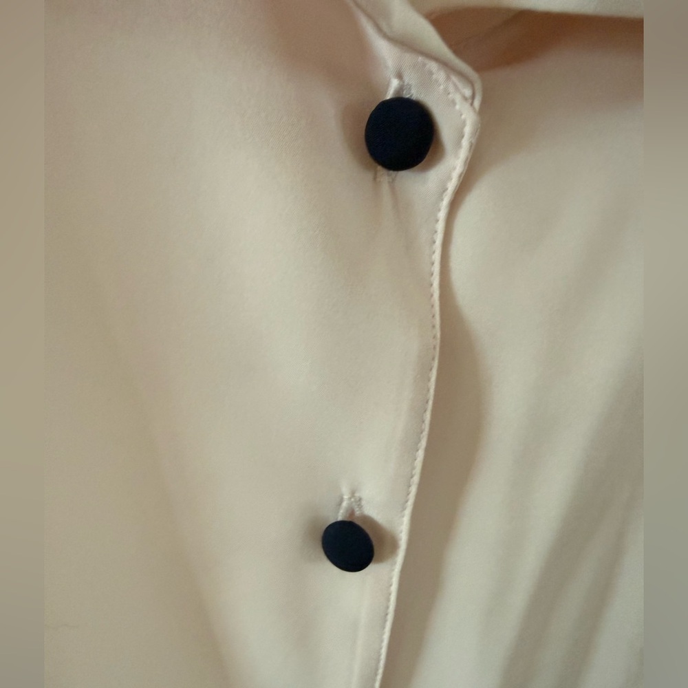 Chic Cream Button-Down Shirt with Navy Trim - Picture 4 of 6